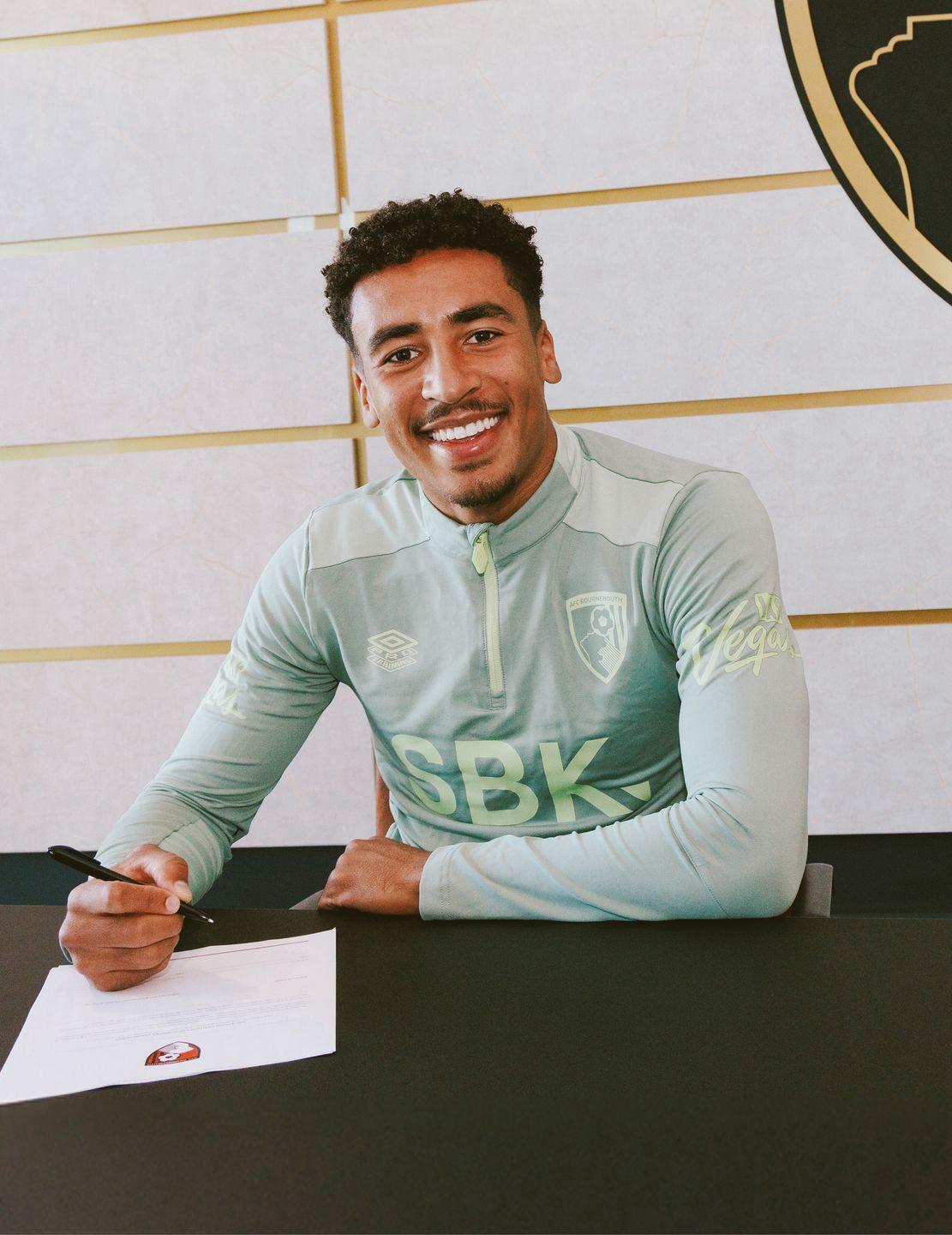 不败纪录的, 伍德加盟伯, 希尔曾代表