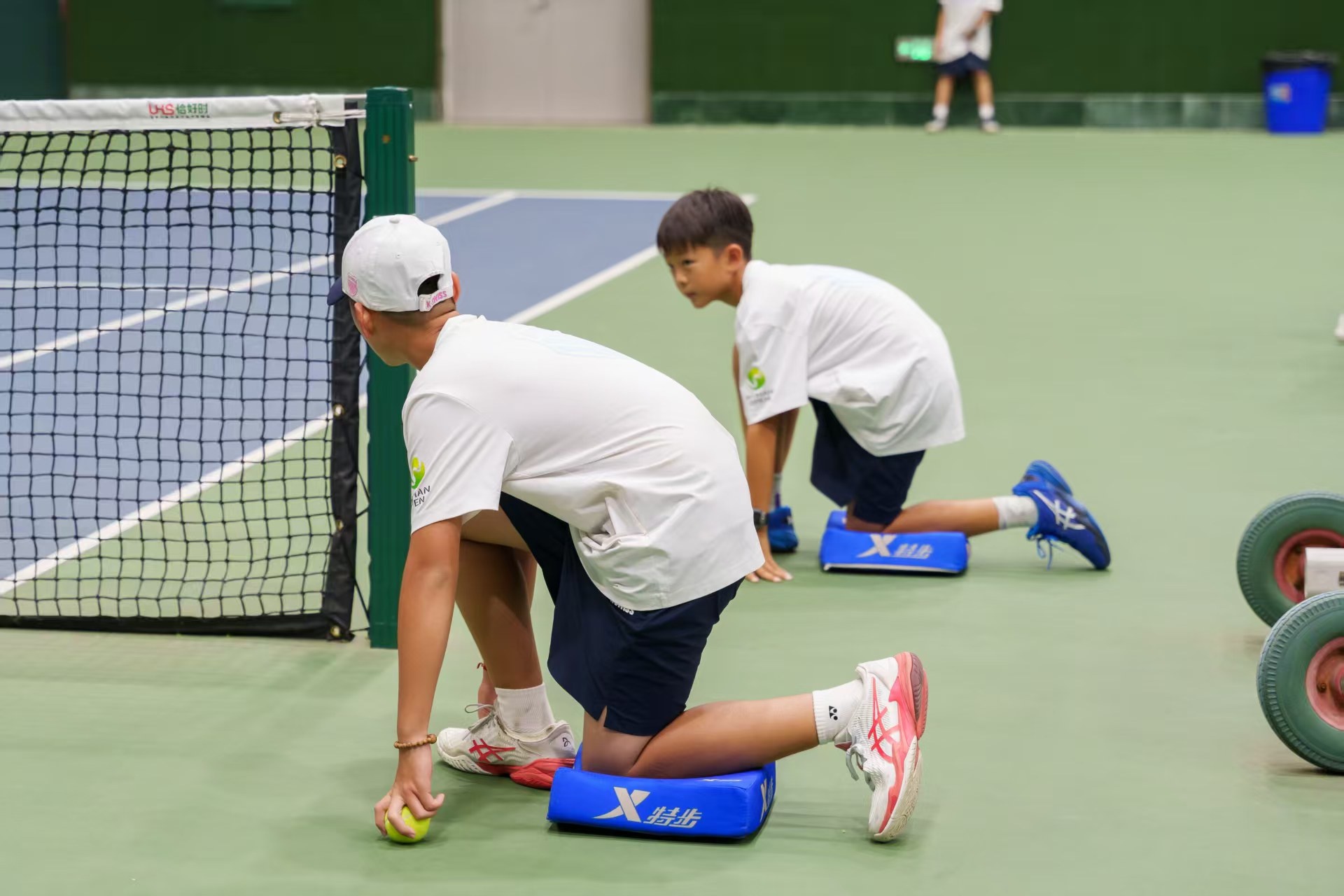 底线球童还, 接球